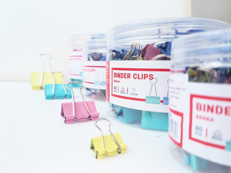 Kẹp sắt màu 19mm Deli 8555A