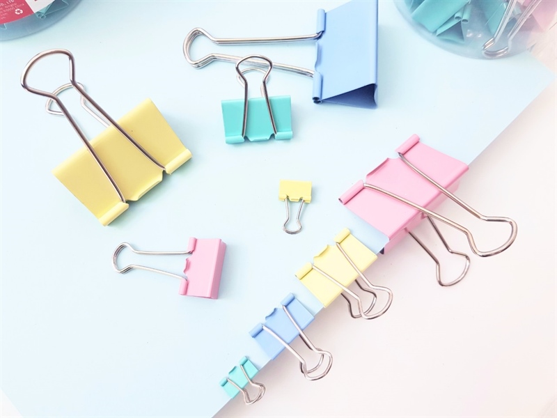 Kẹp sắt màu 32mm Deli 8553A